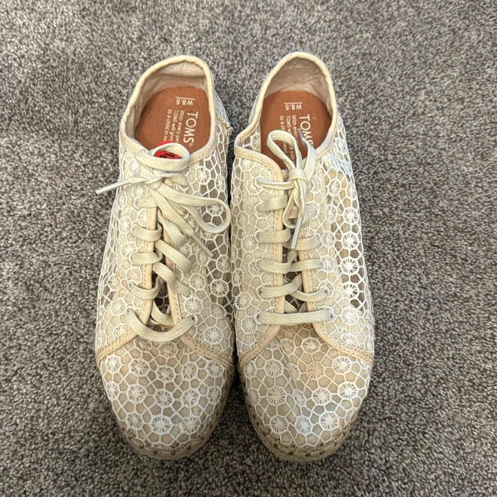 Tom’s women’s 8.5 shoe